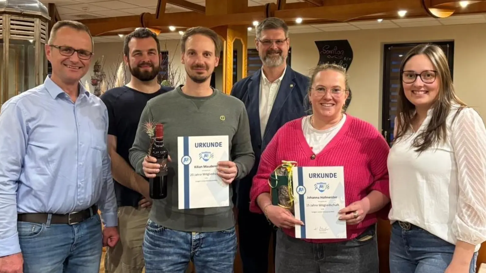 Das Bild zeigt den CSU-Bürgermeisterkandidaten Roland Forster, den neuen Vorsitzenden Felix Sommer, die geehrten und ausscheidenden Mitglieder Kilian Mauderer und Johanna Hofmeister, dahinter den CSU-Ortvorsitzenden Wolfgang Prebeck sowie die stellvertr. JU-Kreisvorsitzende Franziska Hoffmann (von links) (Bild: Maximilian Prebeck)
