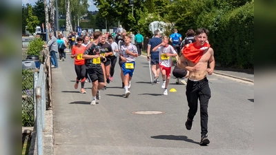 Beim Inklusionslauf in Rieden müssen 500 Runden für eine zusätzlich großzügige Spende an die Lebenshilfe Amberg bewältigt werden - Das Unterfangen soll auf jeden Fall gelingen (Bild: Peter Gattaut)