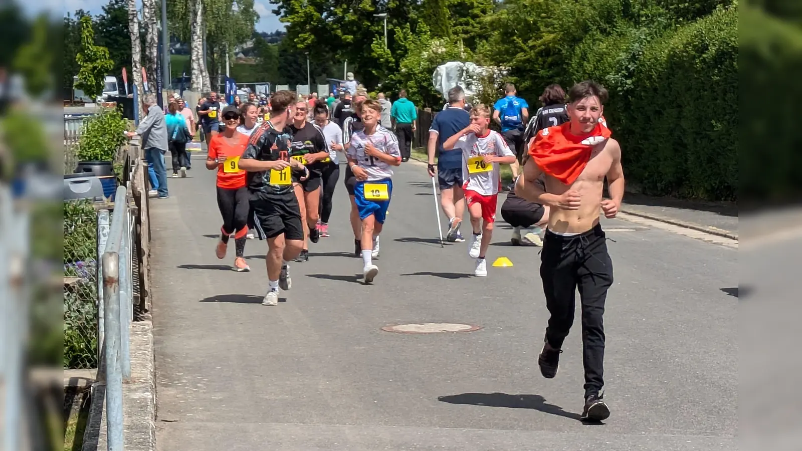 Beim Inklusionslauf in Rieden müssen 500 Runden für eine zusätzlich großzügige Spende an die Lebenshilfe Amberg bewältigt werden - Das Unterfangen soll auf jeden Fall gelingen (Bild: Peter Gattaut)