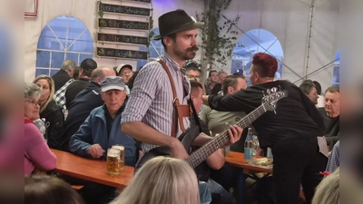Florian Gröninger und GröGötzWeißBir gratulierten mit einer langen Partynacht zum 50-jährigen Bestehen der Blaskapelle St. Ägidius in Schmidmühlen (Bild: Paul Böhm)