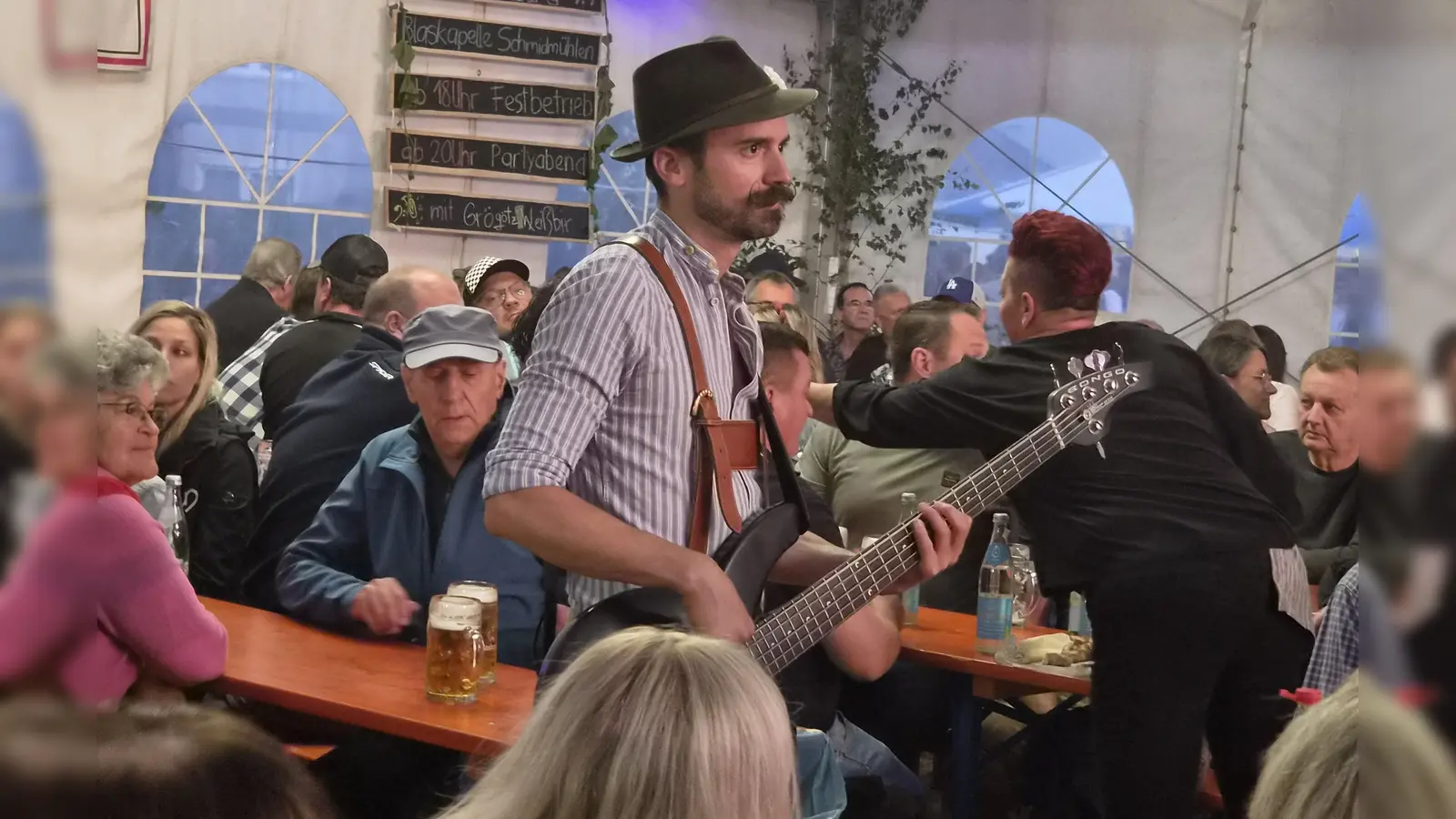 Florian Gröninger und GröGötzWeißBir gratulierten mit einer langen Partynacht zum 50-jährigen Bestehen der Blaskapelle St. Ägidius in Schmidmühlen (Bild: Paul Böhm)