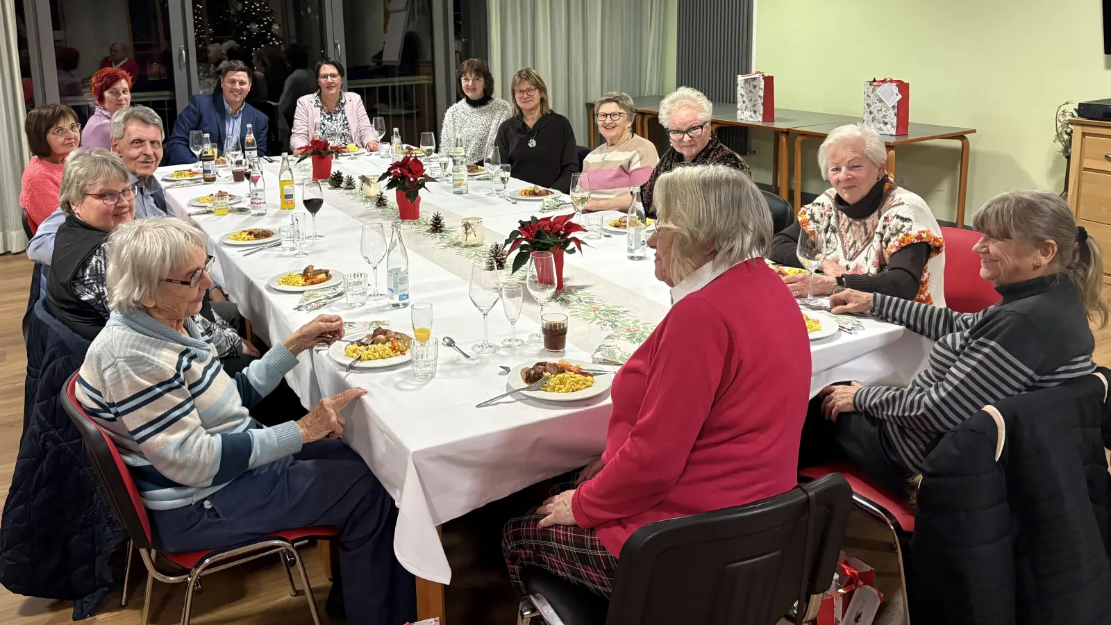 Bei einem köstlichen Drei-Gänge-Menü wurden den ehrenamtlichen Mitarbeiterinnen und Mitarbeitern für ihren Einsatz im Haus Mühlbühl gedankt. (Bild: Thomas Schrems)