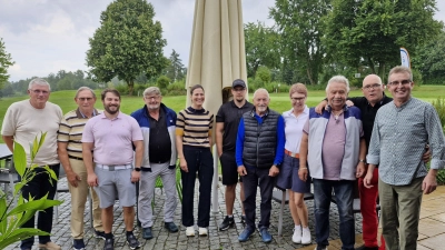 Sieger des Raiffeisen-Cups, ganz rechts Karl Schlagbauer von der Raiffeisenbank (Bild: Andrea Graf)