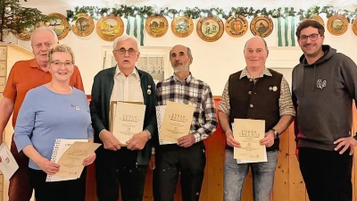 Die Geehrten von links: Wilhelm Pscherer, Angelika Pscherer, Bruno Nickl, Josef Nickl, Michael Daubner und Vorstand Mario Bauer. (Bild: Dirk Vogel)