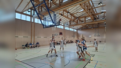 Es wird wohl wieder hart um den Rebound gekämpft - die Weidner in blauen Trikots in Tegernheim (Bild: Michael Kreutzmeier)