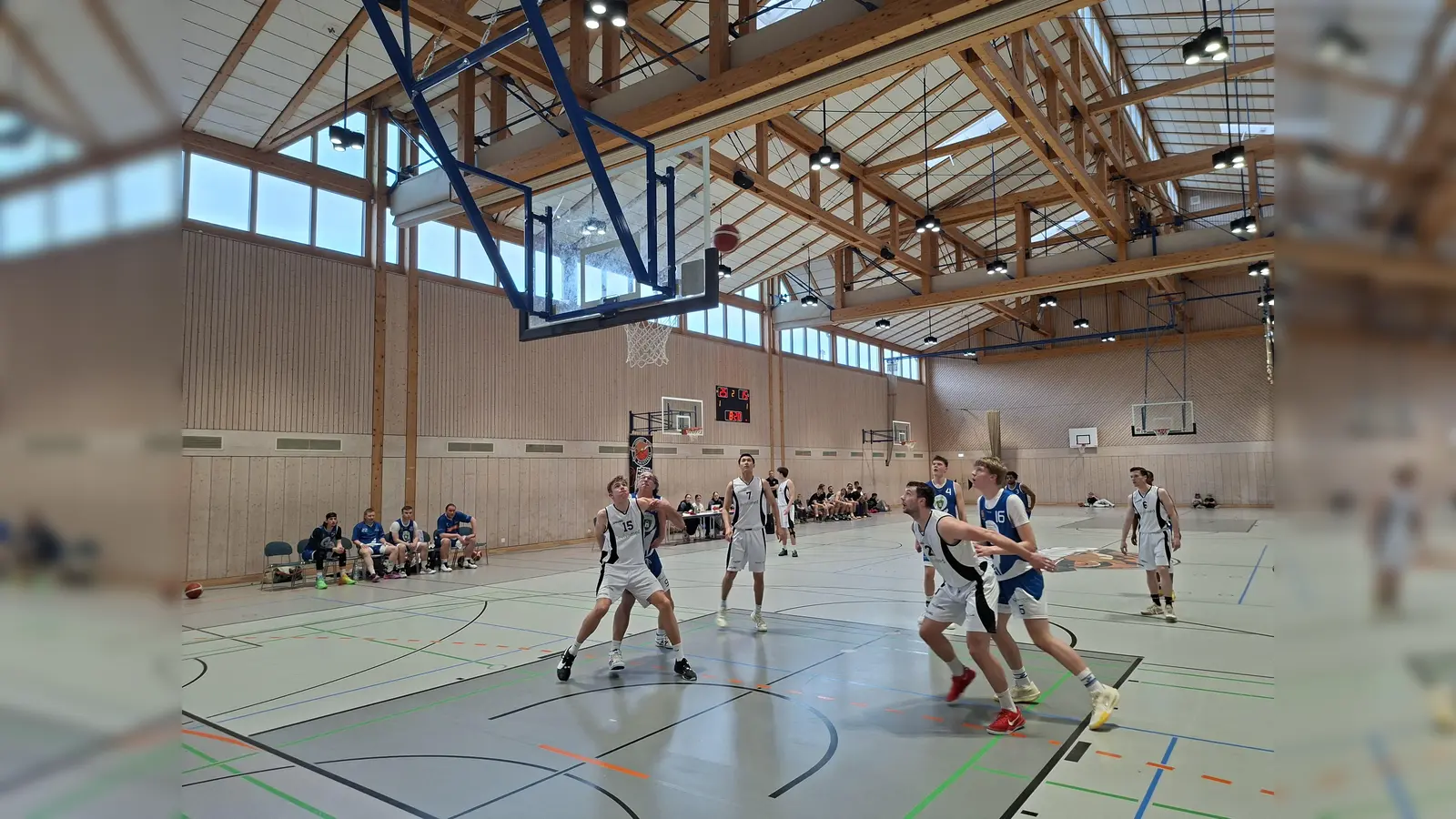 Es wird wohl wieder hart um den Rebound gekämpft - die Weidner in blauen Trikots in Tegernheim (Bild: Michael Kreutzmeier)