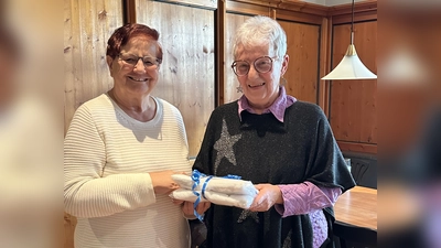 Die 2. Vorsitzende Edda Ströll bedankte sich mit einem Präsent bei der Referentin Angela Krüger.  (Bild: Cordula Strupf-Daub)