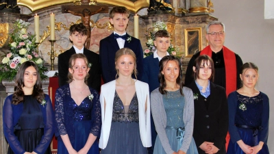 Pfarrer Markus Vedder segnete sechs Mädchen und drei Buben bei der Konfirmation in St. Nikolaus ein. (Bild: Leonhard Ehras)