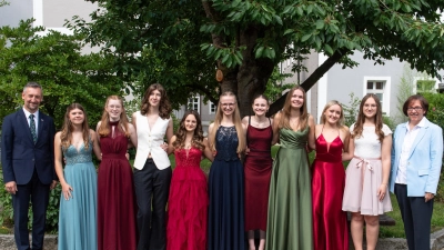 Die besten Absolventinnen wurden von den Schulleitern Hans Kistler und Gaby Tröster ausgezeichnet:<br>von links: Maya Strobl, Luisa Bauer, Emma Engels, Alina Spies, Carina Leißl, Helena Dettmann, Sarah Pfaffelhuber, Sophie Grunewald, Nina Schwendner (Bild: Hendrik Rosenboem)