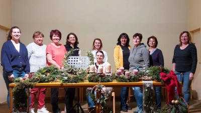 Renate Förster, dritte von links mit den Teilnehmerinnen und deren „Bastelergebnissen“.<br> (Bild: Eva Förster)