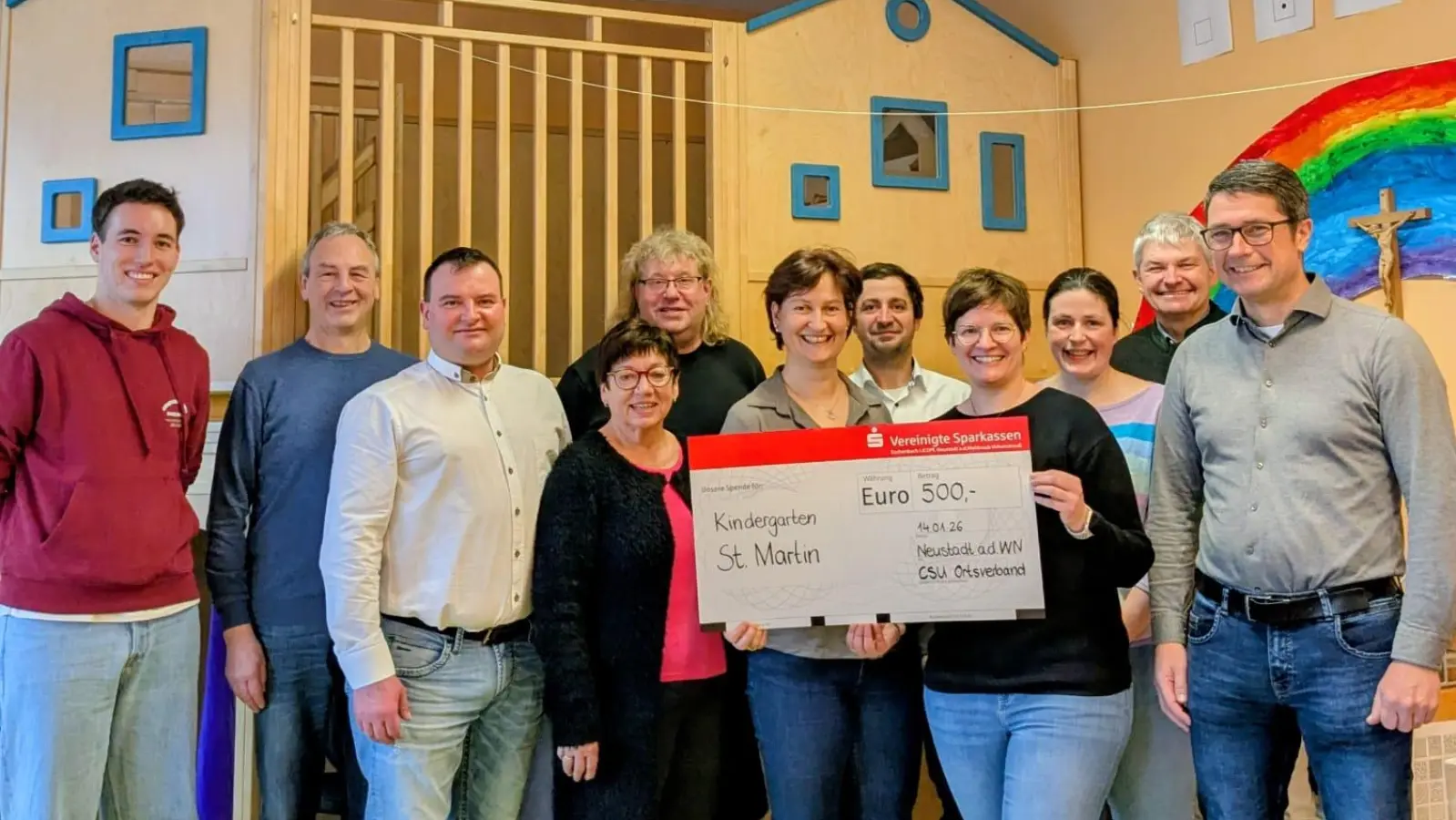 Tanja Kippes und Leiterin Theresa Uhl bei der Spendenübergabe. (Bild: Walter Rustler)