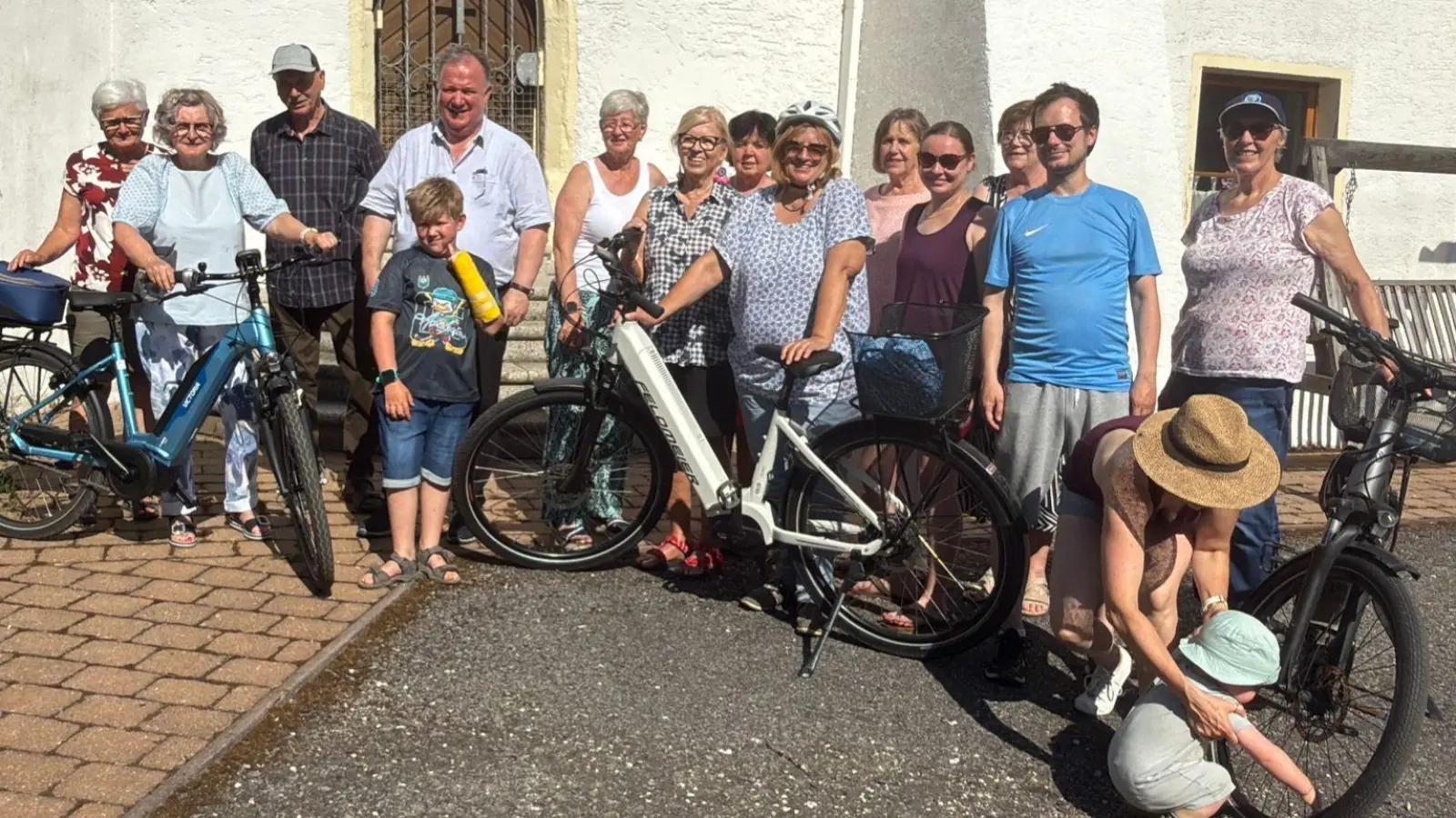 Die Gruppierungen (Frauenbund und Eltern-Kind-Gruppen) stellten sich mit Pfarrer Birner und Familie Sichelstiel vor der Laurentiuskapelle zum Foto auf. (Bild: Margarete Hirsch)