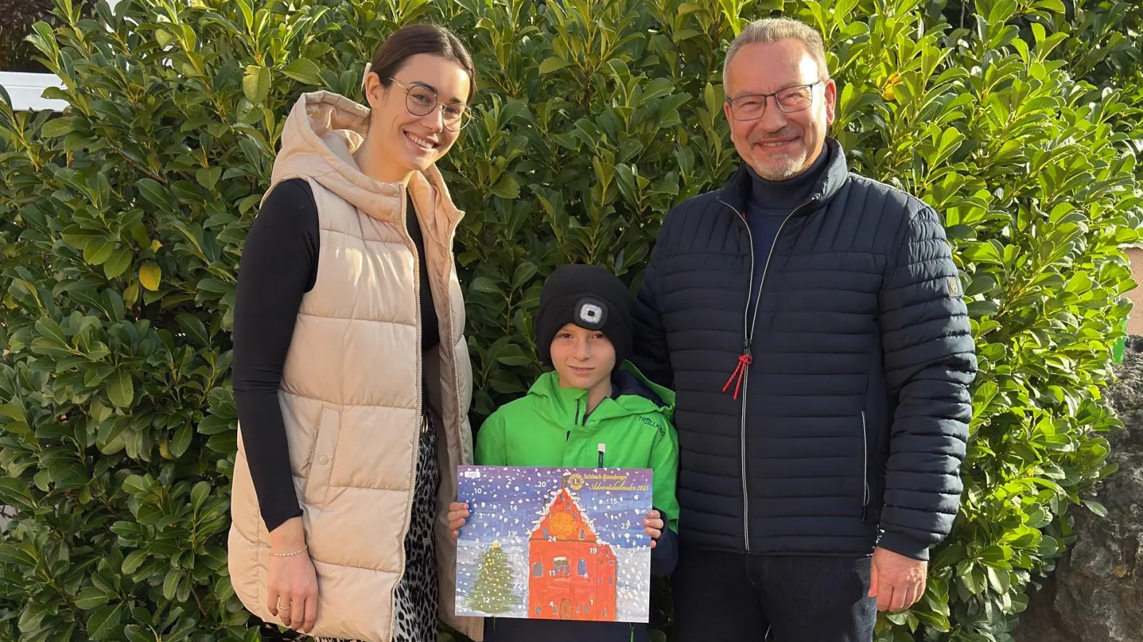 Lehrerin Mira Damm, Künstler Julian Maderer, Jörg Melchner vom Lions Club  (Bild: Gabi Pirner)