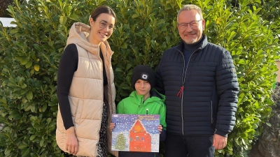 Lehrerin Mira Damm, Künstler Julian Maderer, Jörg Melchner vom Lions Club  (Bild: Gabi Pirner)