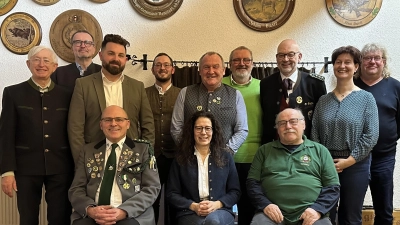 Schützenmeister Norbert Schwarz (sitzendend links) mit seiner neu gewählten Vorstandschaft und Gästen. (Bild: exb/Felix Kastner)