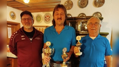 v.l.: Schützenmeister Manfred Rauscher, Vorstand Gut Pris Josef Fellner, Johann Schmidschneider (Bild: Erhard Fellner)