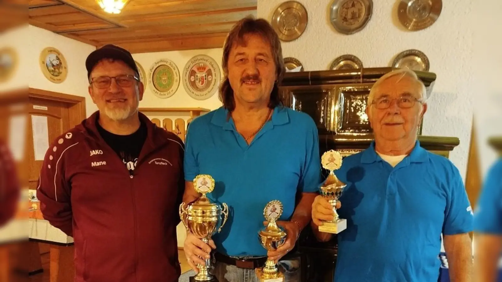 v.l.: Schützenmeister Manfred Rauscher, Vorstand Gut Pris Josef Fellner, Johann Schmidschneider (Bild: Erhard Fellner)