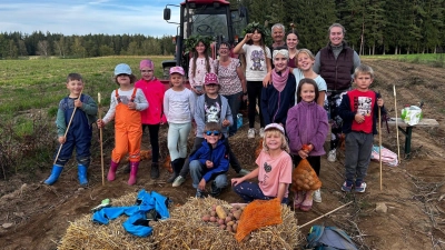 Glückliche Kinder nach getaner Arbeit. Mit auf dem Foto Familie Käs und Betreuerin Hannah Schmelber. (Bild: Sandra Schmelber)