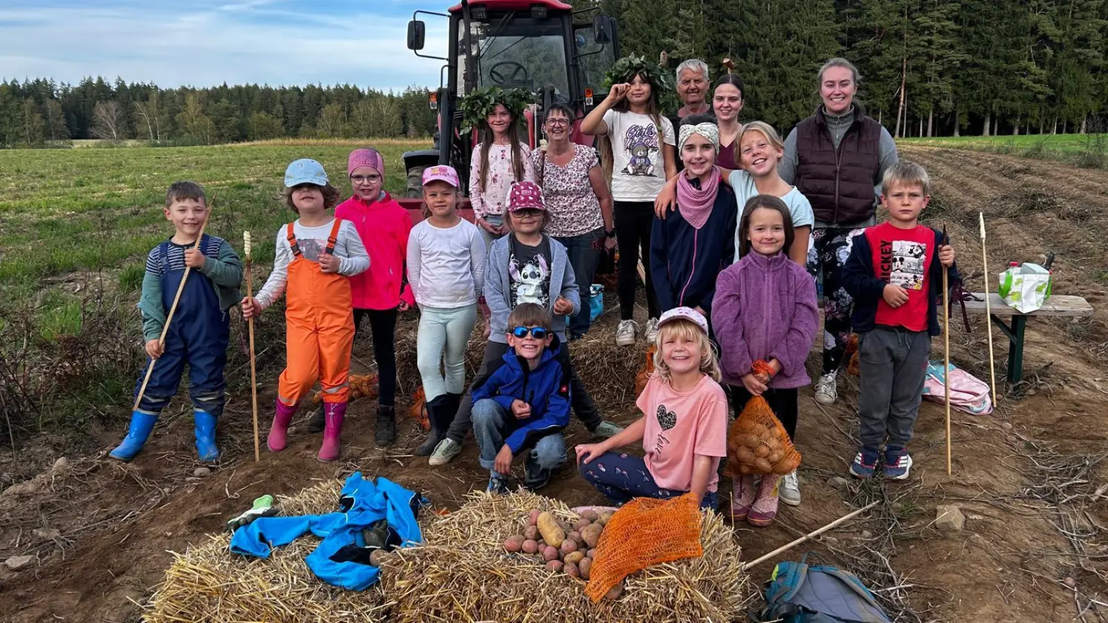 Glückliche Kinder nach getaner Arbeit. Mit auf dem Foto Familie Käs und Betreuerin Hannah Schmelber. (Bild: Sandra Schmelber)