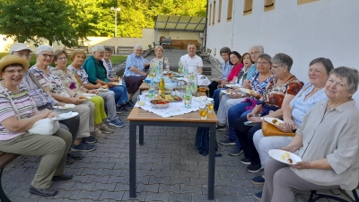 Die Frauen des KDFB St.Georg-St.Martin zusammen mit Stadtpfarrer Markus Brunner (hinten rechts) und Maria Paulus (vorne rechts). (Bild: Gabriele Papp)
