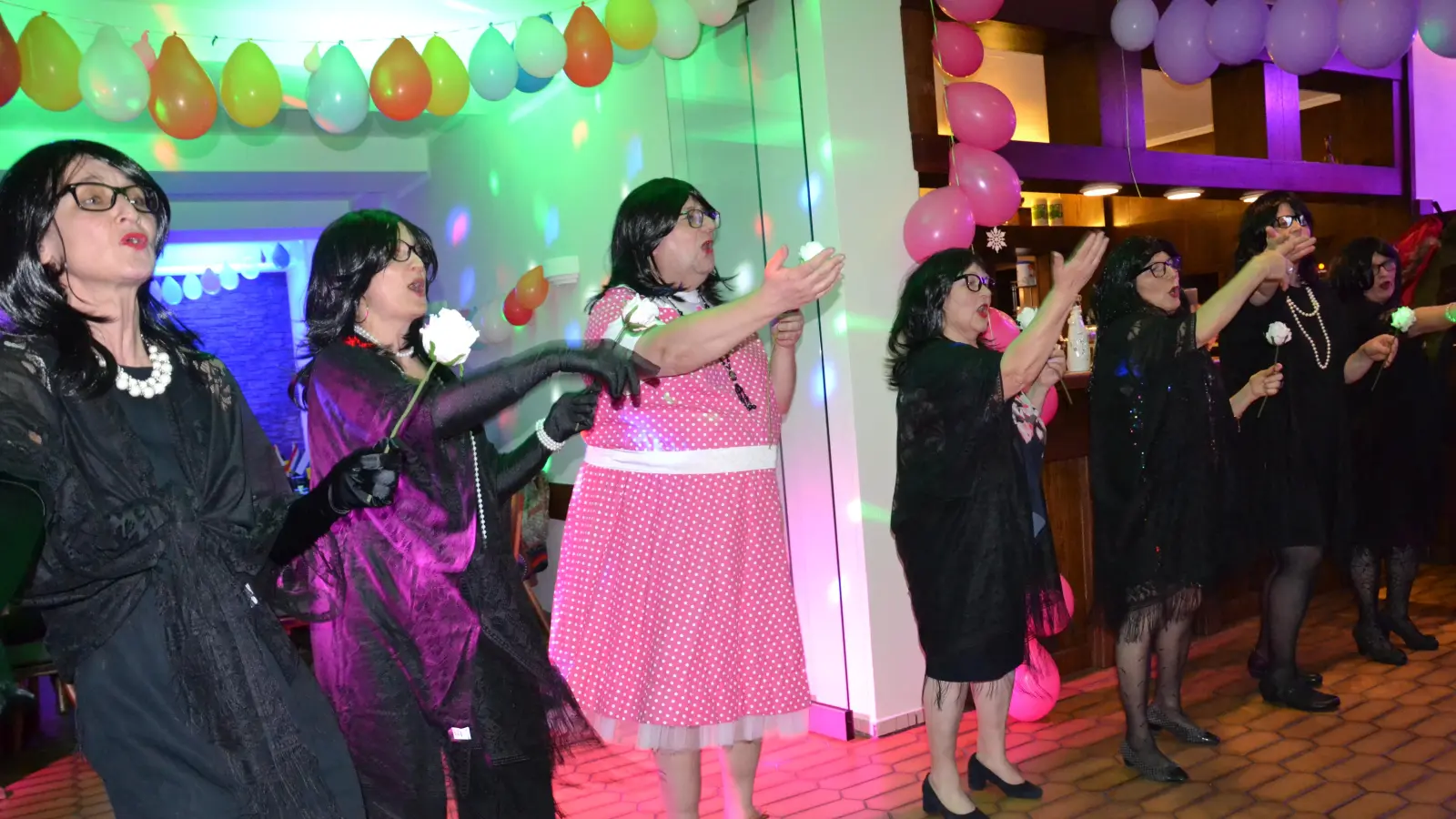 Mit dem Lied „Weiße Rosen aus Athen“ wurde der Pfarrfasching verabschiedet. (Bild: Peter Garreiss )