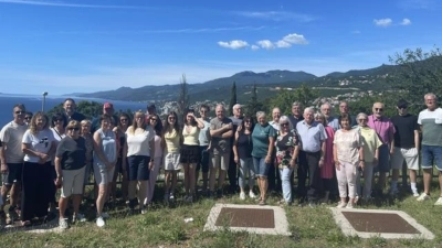 Gruppenbild der Wanderfreunde Kirchenthumbach mit Blick auf Opatija und das Ucka-Gebirge. (Bild: Karin Nürnberger)