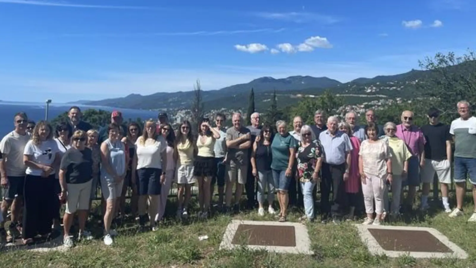 Gruppenbild der Wanderfreunde Kirchenthumbach mit Blick auf Opatija und das Ucka-Gebirge. (Bild: Karin Nürnberger)