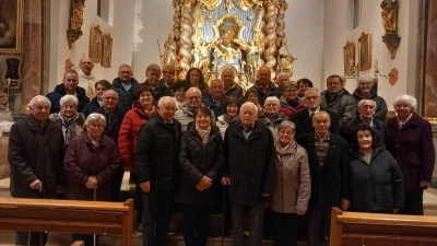 17 Ehe-Jubelpaare feierten am Samstag, 22.10.25 mit Pfr. Herbert Rösl (hinten links) einen Dankgottesdienst. (Bild: Rita Schneeberger)