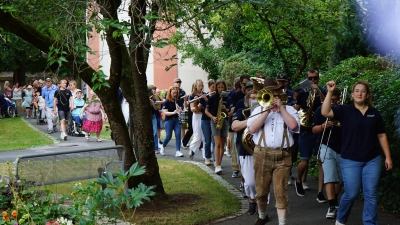 Feierlicher Einzug der Auerbacher Knabenkapelle in den Klosterpark unter der neuen Leitung von Dirigentin Kira Lorenz. (Bild: Matthias Flierl)