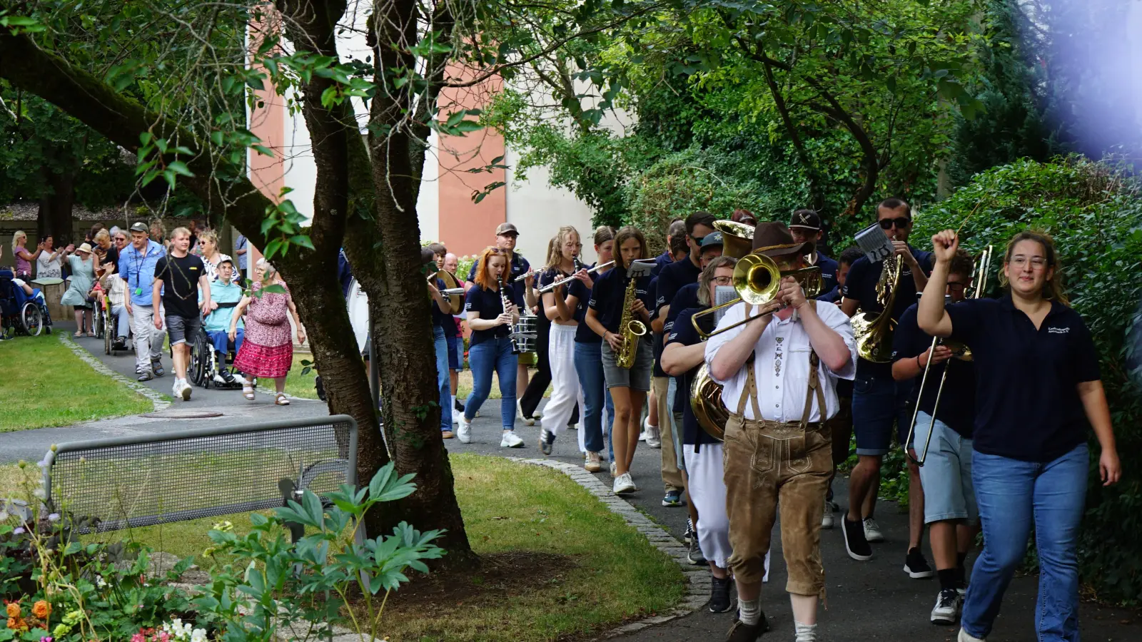 Feierlicher Einzug der Auerbacher Knabenkapelle in den Klosterpark unter der neuen Leitung von Dirigentin Kira Lorenz. (Bild: Matthias Flierl)