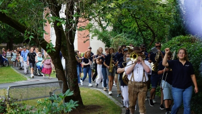 Feierlicher Einzug der Auerbacher Knabenkapelle in den Klosterpark unter der neuen Leitung von Dirigentin Kira Lorenz.  (Bild: Matthias Flierl)