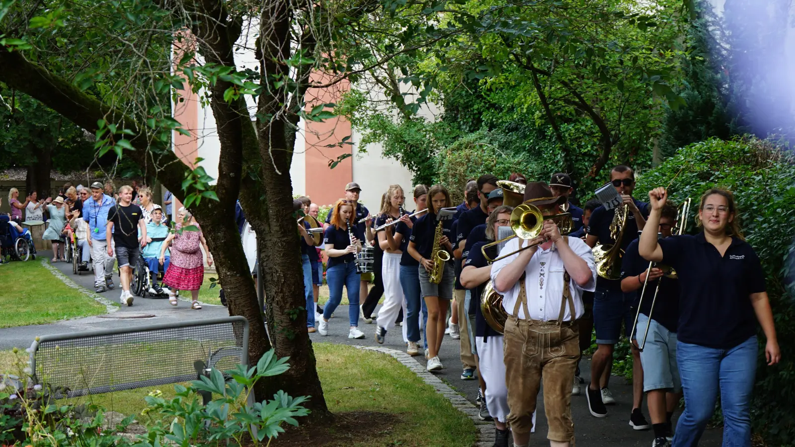 Feierlicher Einzug der Auerbacher Knabenkapelle in den Klosterpark unter der neuen Leitung von Dirigentin Kira Lorenz.  (Bild: Matthias Flierl)