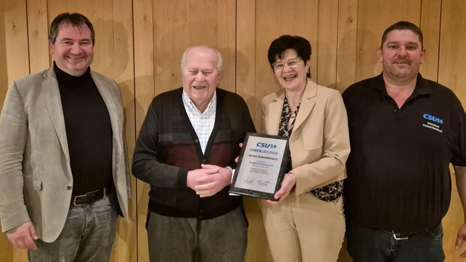 Anton Schecklmann (2. v.l.) erhielt eine besondere Ehrung. Mit im Bild Bürgermeister Dr. Alexander Goller, Irmi Bauer und Thomas Busch. (Bild: Rebecca König)