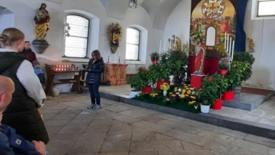 Im Bild Verena Völkl bei der Begrüßung der Teilnehmer. Im Hintergrund das heilige Grab in der Friedhofkirche. (Bild: Sonja Stelzl)