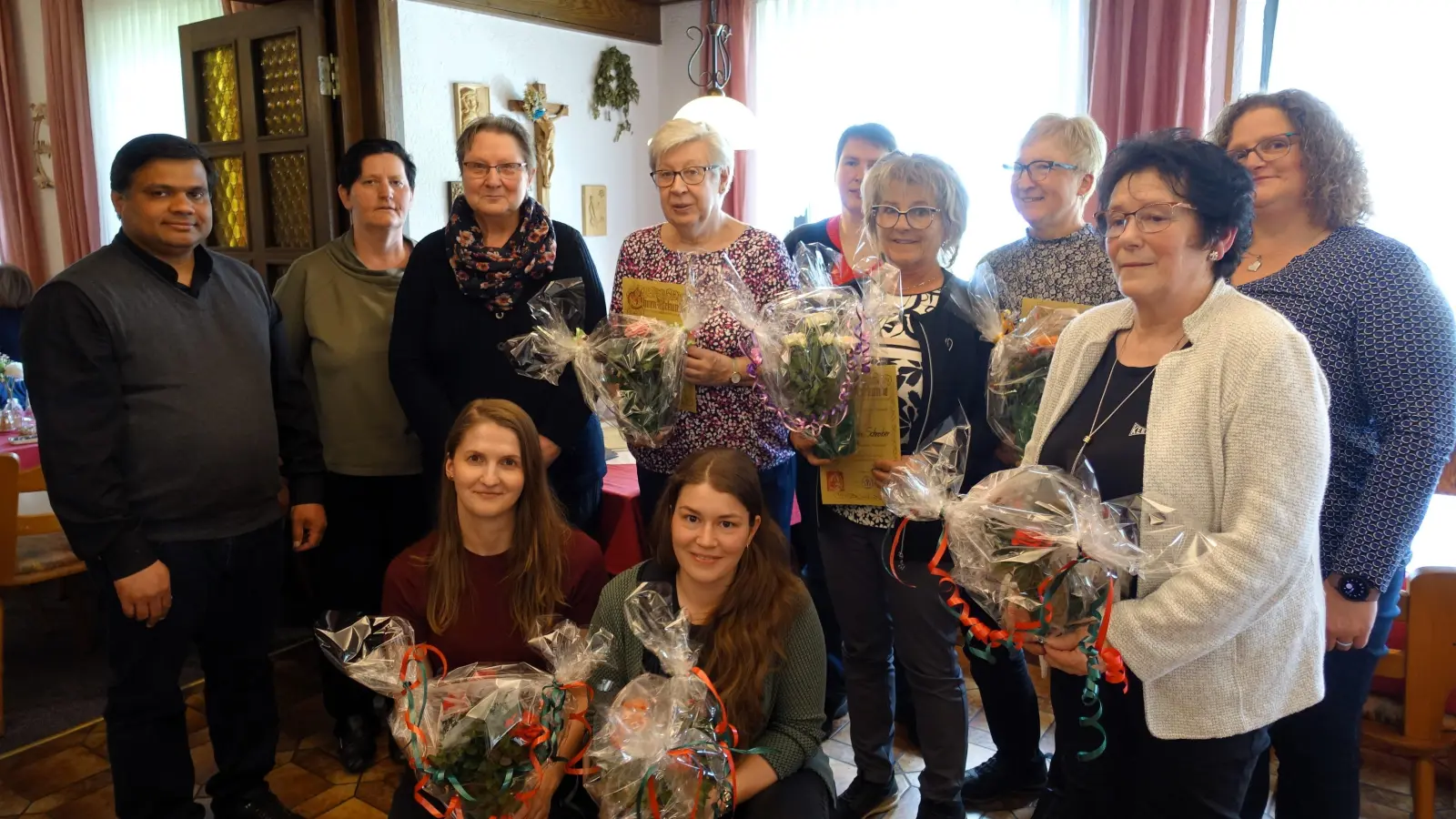 Das Bild zeigt die Geehrten von links: Pfarrer und Präses P.Martin, Kassiererin Michaela April, 2. Vorsitzende Elke Ulrich. Ganz rechts Schriftführerin Judith Karwath und 1. Vorsitzende Anna Koller. (Bild: Michaela Staufer)