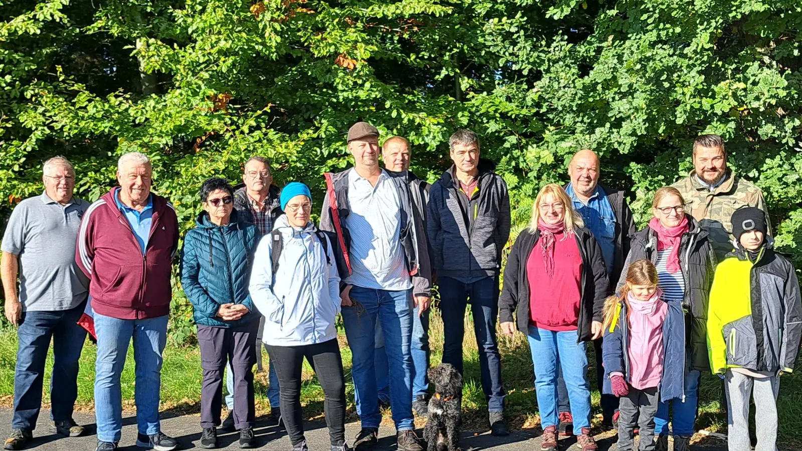 Teilnehmer der Wanderung des Schäferhundevereins. (Bild: Arnold Koch)