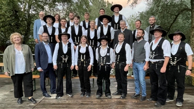 Die frischgebackenen Zimmerergesellen aus dem Landkreis Schwandorf mit Ehrengästen. (Bild: Andrea Müller )