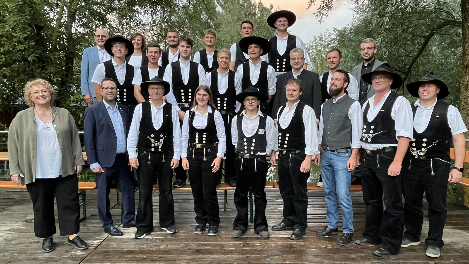 Die frischgebackenen Zimmerergesellen aus dem Landkreis Schwandorf mit Ehrengästen. (Bild: Andrea Müller )