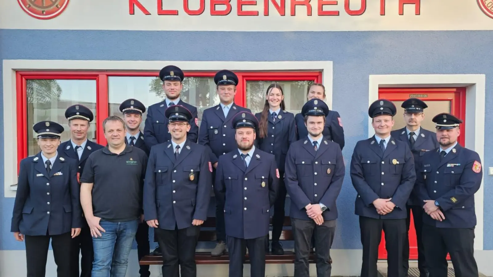 Strahlende Gesichter bei den Klobenreuther Feuerwehrleuten, die ihre Leistungsabzeichen in verschiedenen Stufen erhalten haben. Zu den ersten Gratulanten zählte der neue Bürgermeister der Gemeinde Kirchendemenreuth, Andreas Hösl (3. v. links). (Bild: Alfons Weidner)