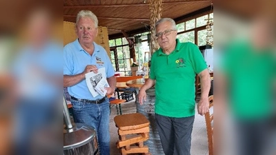 Stadtrat und Vorsitzender des Fördervereins Hans Forster 1. Vorsitzender der Siedlergemeinschaft „Am Krumpes” Gerhard Götz. (Bild: Renate Flauger)