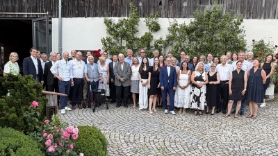Rotary Club Auerbach mit Pastpräsident Marco Werner 7. v.l. und neuem Präsidenten Andreas Waidosch 9. v.l. mit Präsidentenkette (Bild: Erich Übler)