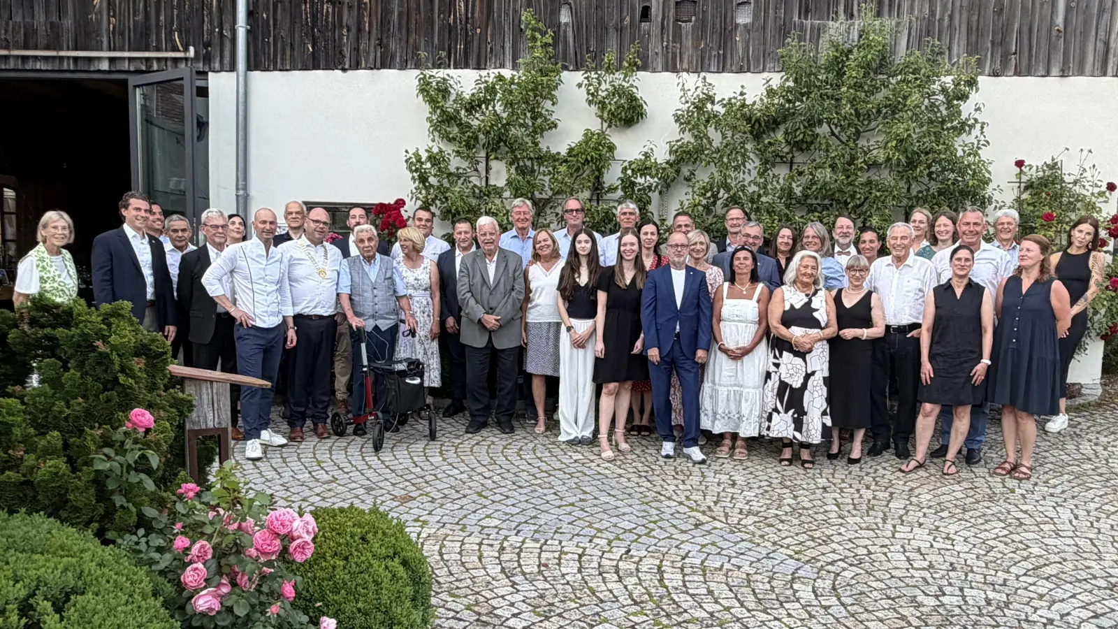 Rotary Club Auerbach mit Pastpräsident Marco Werner 7. v.l. und neuem Präsidenten Andreas Waidosch 9. v.l. mit Präsidentenkette (Bild: Erich Übler)