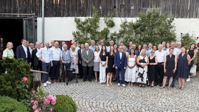 Rotary Club Auerbach mit Pastpräsident Marco Werner 7. v.l. und neuem Präsidenten Andreas Waidosch 9. v.l. mit Präsidentenkette (Bild: Erich Übler)