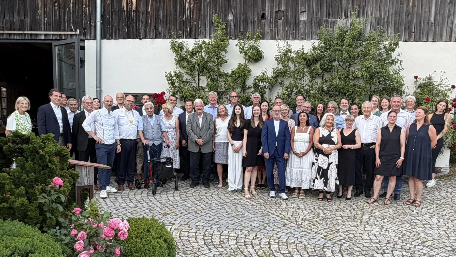 Rotary Club Auerbach mit Pastpräsident Marco Werner 7. v.l. und neuem Präsidenten Andreas Waidosch 9. v.l. mit Präsidentenkette (Bild: Erich Übler)