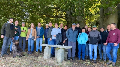 Die Teilnehmer der Sängerwanderung beim Aussichtspunkt am Fahrenberg. (Bild: Christine Weig)