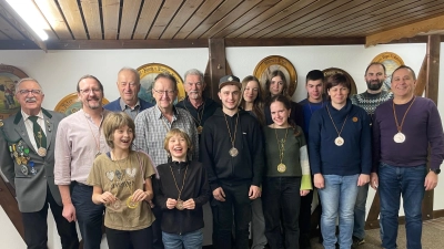 Die ausgezeichneten Jahresmeister in den verschiedenen Disziplinen mit Schützenmeister Hans Roth (links). (Bild: Pauline Regler)