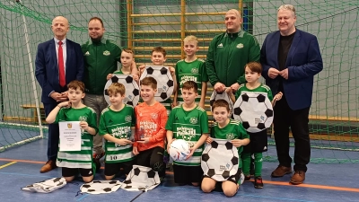 Das Siegerteam der DJK Ammerthal mit Günter Simmerl (Conrad-Sportförderung, 1.v.li.) und Landrat Richard Reisinger (ganz rechts). (Bild: Stephanie Winter)