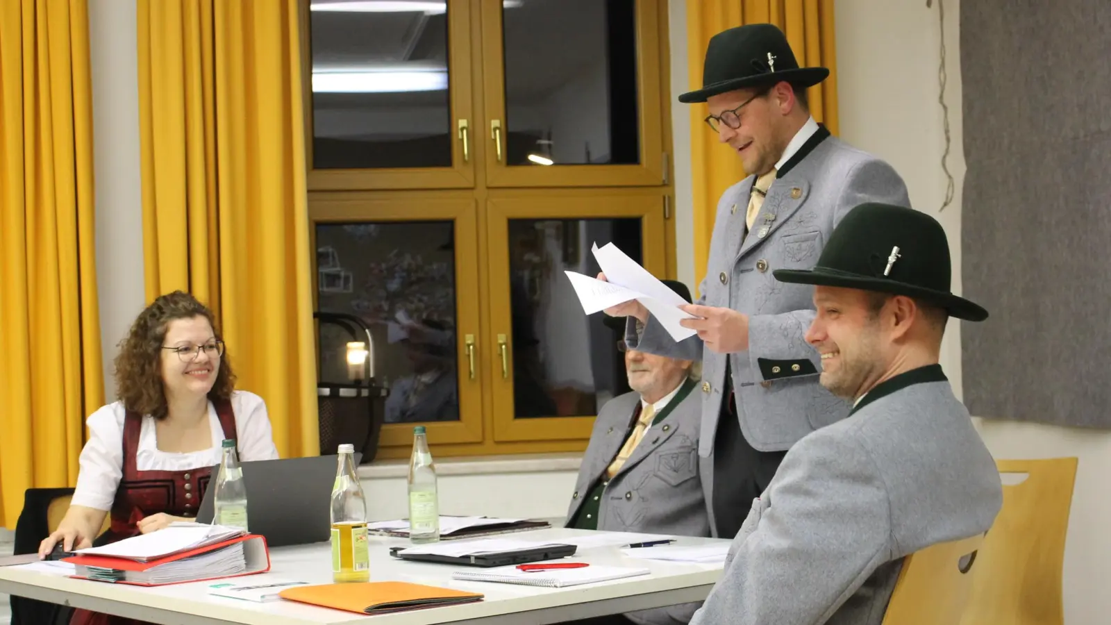 Zuversichtlich blicken Vorsitzender Johannes Pamler (stehend) und seine Vorstandskollegen Monika Pemp, Rainer Göppl (von links) und Matthias Wegmann (rechts) in die Zukunft des Trachtenvereins „D'Haidnaabtaler”, dessen Mitgliederzahl weiter gewachsen ist. (Bild: Bernhard Piegsa)