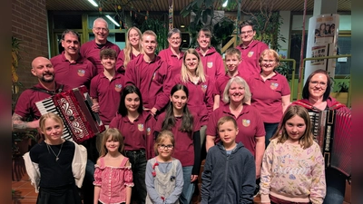 Mitwirkende des Vorspielabends des Weidener Akkordeon Orchesters e.V. unter der Leitung von Frau Dittrich 2. Reihe 2. Von rechts  (Bild: Heike Reil )