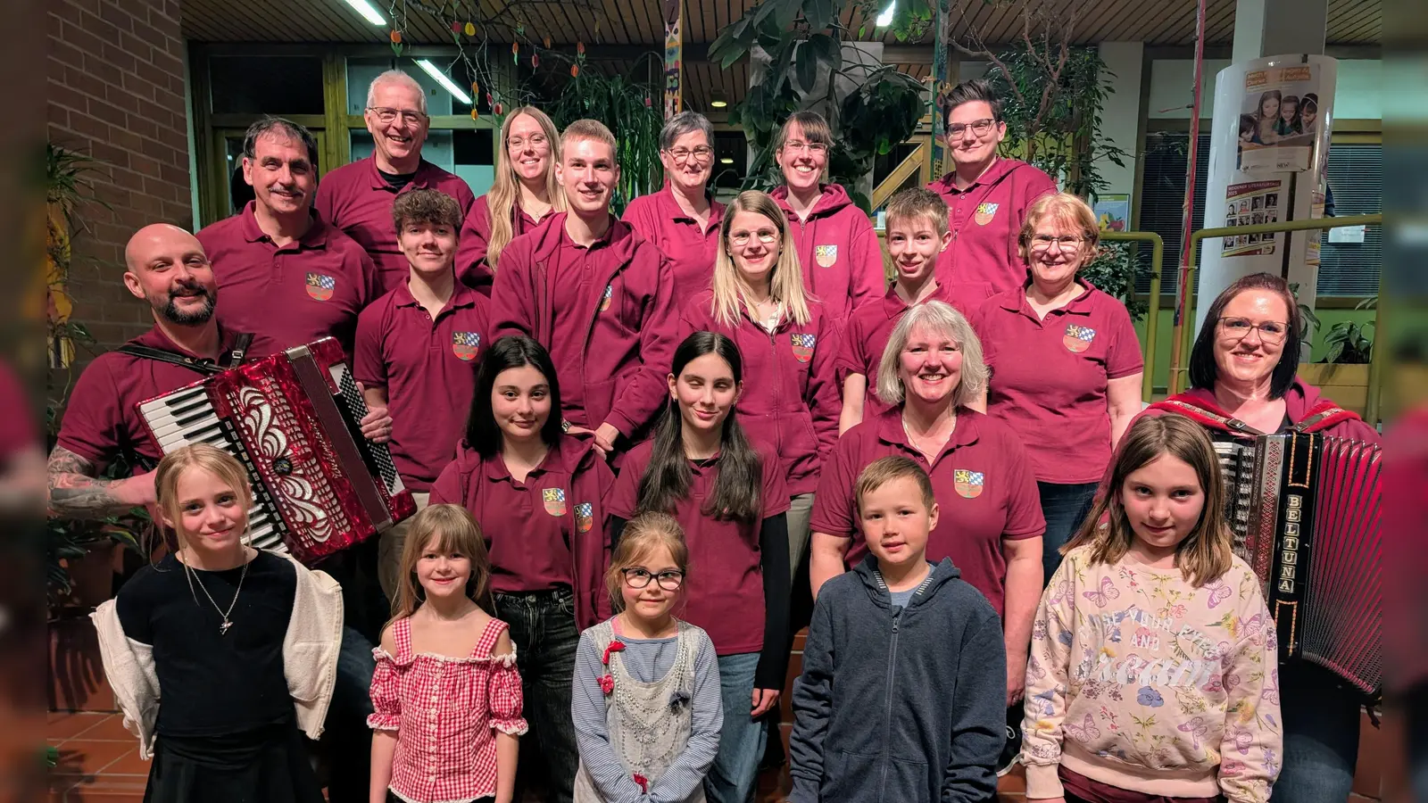 Mitwirkende des Vorspielabends des Weidener Akkordeon Orchesters e.V. unter der Leitung von Frau Dittrich 2. Reihe 2. Von rechts  (Bild: Heike Reil )